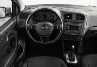 Подержанный автомобиль Volkswagen Polo Sedan 2017 года (11 фото)