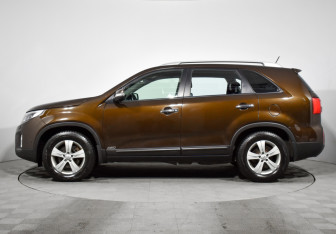 Подержанный автомобиль Kia Sorento 2015 года (8 фото)