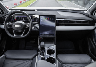 Подержанный автомобиль Geely Atlas 2024 года (13 фото)