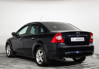 Подержанный автомобиль Ford Focus Sedan 2010 года (7 фото)
