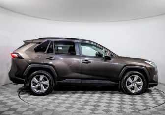 Подержанный автомобиль Toyota Land Cruiser Suv 2011 года (4 фото)