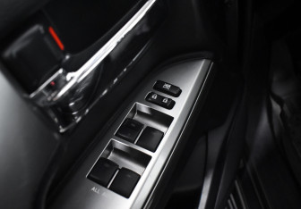 Подержанный автомобиль Toyota Land Cruiser Suv 2013 года (11 фото)