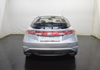 Подержанный автомобиль Honda Civic Hatchback 2008 года (6 фото)