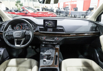 Подержанный автомобиль Audi Q5 2017 года (15 фото)