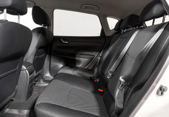 Подержанный автомобиль Nissan Tiida Hatchback 2015 года (12 фото)