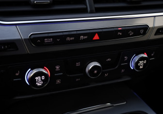 Подержанный автомобиль Audi Q7 2015 года (22 фото)