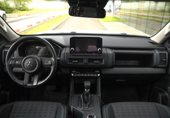Подержанный автомобиль Mitsubishi L200 2025 года (13 фото)