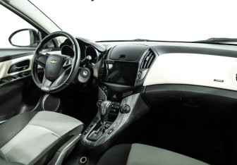 Подержанный автомобиль Chevrolet Cruze Hatchback 2013 года (9 фото)