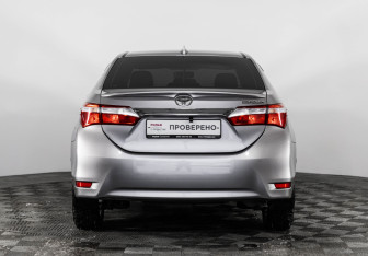 Подержанный автомобиль Toyota Corolla Sedan 2018 года (6 фото)