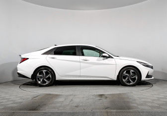 Подержанный автомобиль Hyundai Elantra Sedan 2022 года (4 фото)