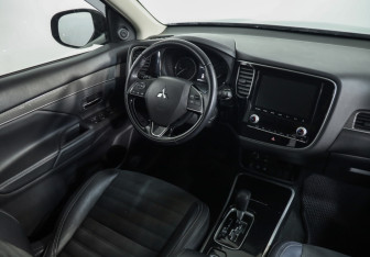 Подержанный автомобиль Mitsubishi Outlander 2022 года (8 фото)