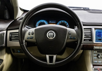 Подержанный автомобиль Jaguar XF Sedan 2011 года (11 фото)