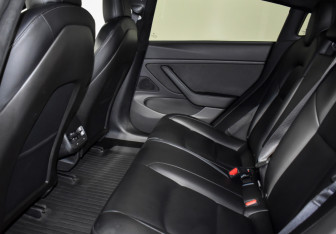 Подержанный автомобиль Tesla Model 3 2019 года (11 фото)