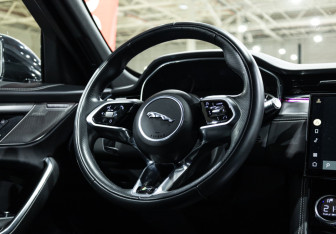 Подержанный автомобиль Jaguar F-Pace 2022 года (24 фото)