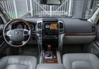 Подержанный автомобиль Toyota Land Cruiser Suv 2013 года (14 фото)