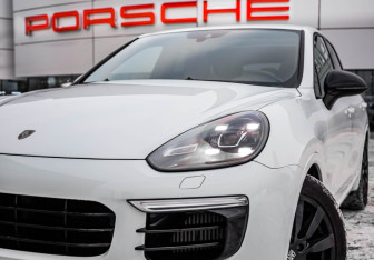 Подержанный автомобиль Porsche Cayenne 2016 года (2 фото)