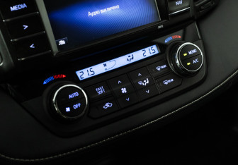 Подержанный автомобиль Toyota RAV4 2016 года (16 фото)