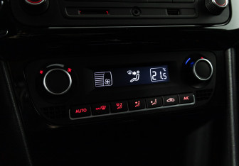 Подержанный автомобиль Volkswagen Polo Sedan 2017 года (16 фото)