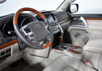 Подержанный автомобиль Toyota Land Cruiser Suv 2012 года (9 фото)