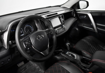 Подержанный автомобиль Toyota RAV4 2017 года (9 фото)