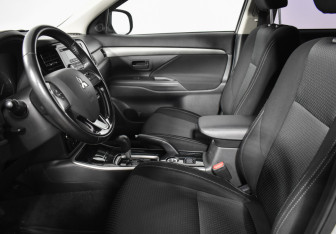 Подержанный автомобиль Mitsubishi Outlander 2017 года (10 фото)