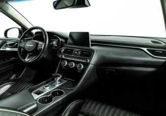 Подержанный автомобиль Genesis G70 2019 года (9 фото)