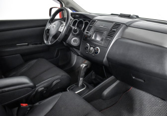 Подержанный автомобиль Nissan Tiida Hatchback 2011 года (13 фото)
