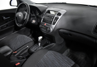 Подержанный автомобиль Kia Ceed Hatchback 2008 года (13 фото)