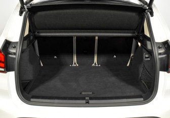 Подержанный автомобиль BMW X1 2020 года (21 фото)