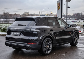 Подержанный автомобиль Porsche Cayenne 2018 года (6 фото)