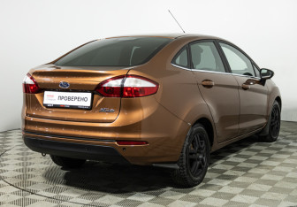 Подержанный автомобиль Ford Fiesta Sedan 2015 года (5 фото)