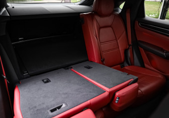 Подержанный автомобиль Porsche Cayenne 2021 года (34 фото)