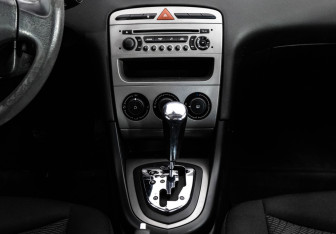 Подержанный автомобиль Peugeot 308 Hatchback 2010 года (12 фото)