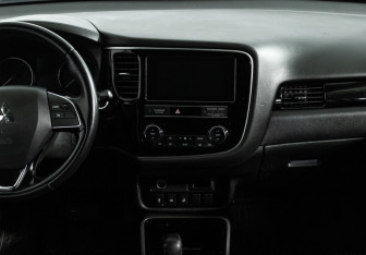 Подержанный автомобиль Mitsubishi Outlander 2019 года (14 фото)