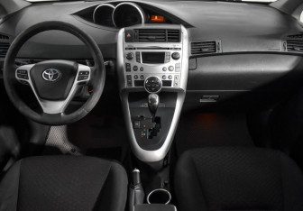 Подержанный автомобиль Toyota Verso 2010 года (15 фото)
