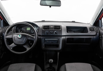 Подержанный автомобиль Skoda Fabia Hatchback 2010 года (10 фото)