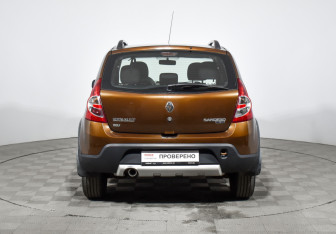 Подержанный автомобиль Renault Sandero 2013 года (6 фото)