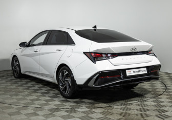 Подержанный автомобиль Hyundai Elantra Sedan 2023 года (7 фото)