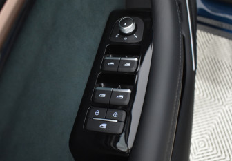 Подержанный автомобиль Geely Monjaro 2023 года (21 фото)