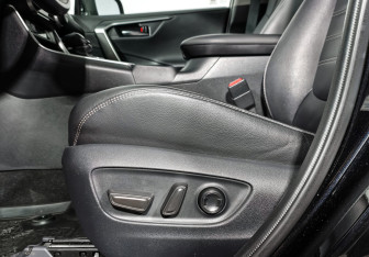 Подержанный автомобиль Toyota RAV4 2020 года (12 фото)