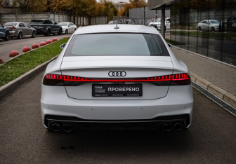 Подержанный автомобиль Audi A7 2022 года (5 фото)