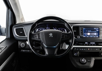 Подержанный автомобиль Peugeot Traveller 2020 года (11 фото)
