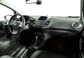 Подержанный автомобиль Ford Fiesta Sedan 2015 года (9 фото)