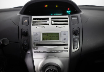 Подержанный автомобиль Toyota Yaris Hatchback 2007 года (14 фото)