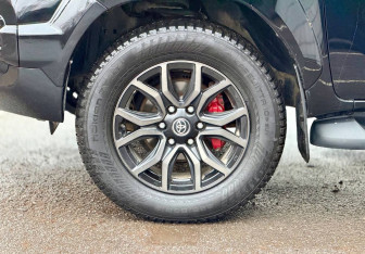 Подержанный автомобиль Toyota Hilux 2022 года (9 фото)