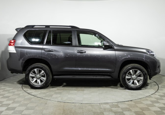 Подержанный автомобиль Toyota Land Cruiser Prado 2011 года (4 фото)