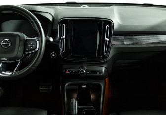 Подержанный автомобиль Volvo XC40 2018 года (14 фото)