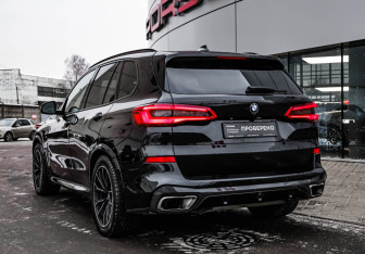 Подержанный автомобиль BMW X5 2019 года (9 фото)