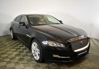 Подержанный автомобиль Jaguar XJ 2016 года (14 фото)