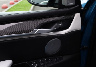 Подержанный автомобиль BMW X5 M 2017 года (13 фото)